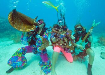 divers underwater musicians